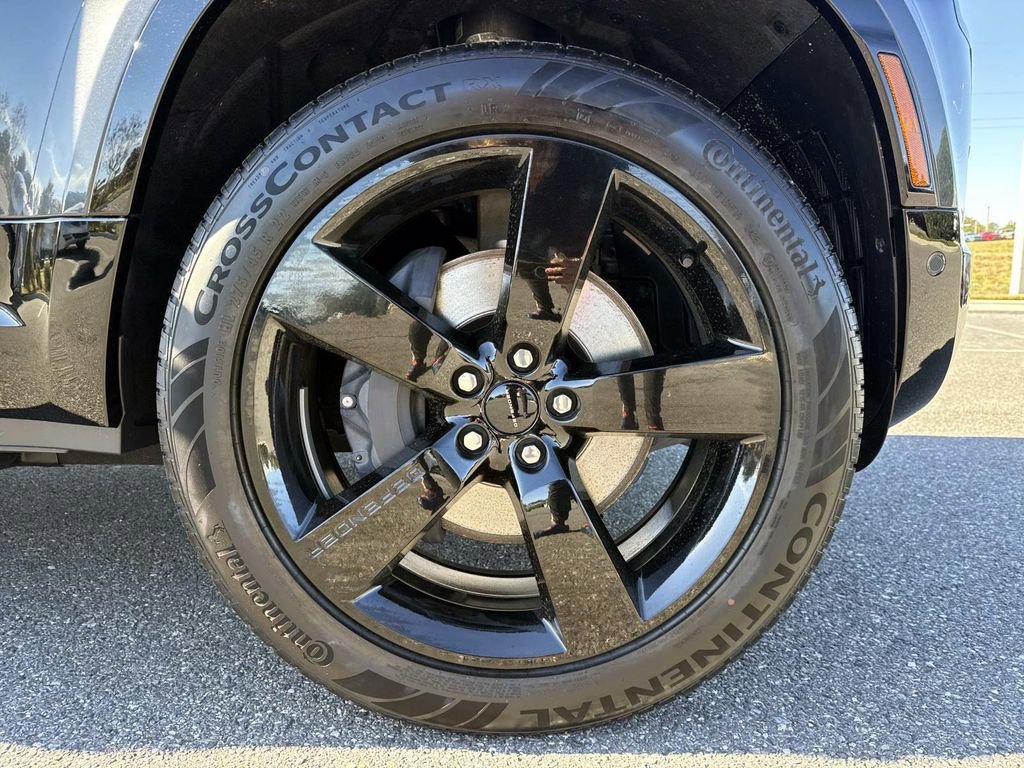 New 2026 Land Rover Defender 130 X-Dynamic SE image 9