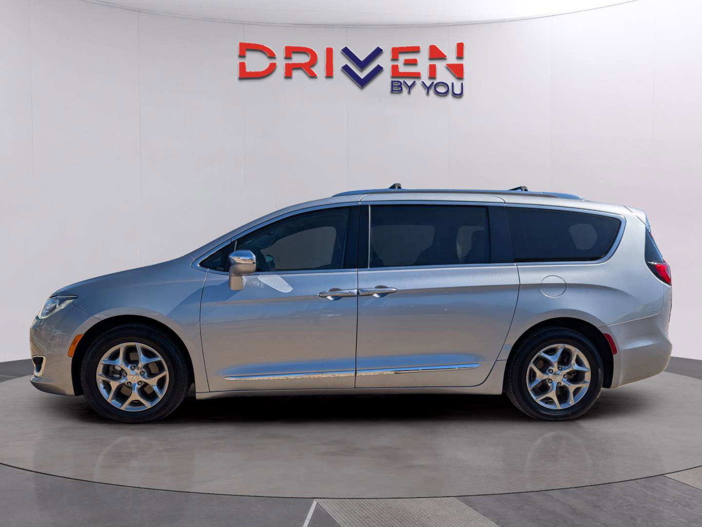 Used 2018 Chrysler Pacifica Limited image 2
