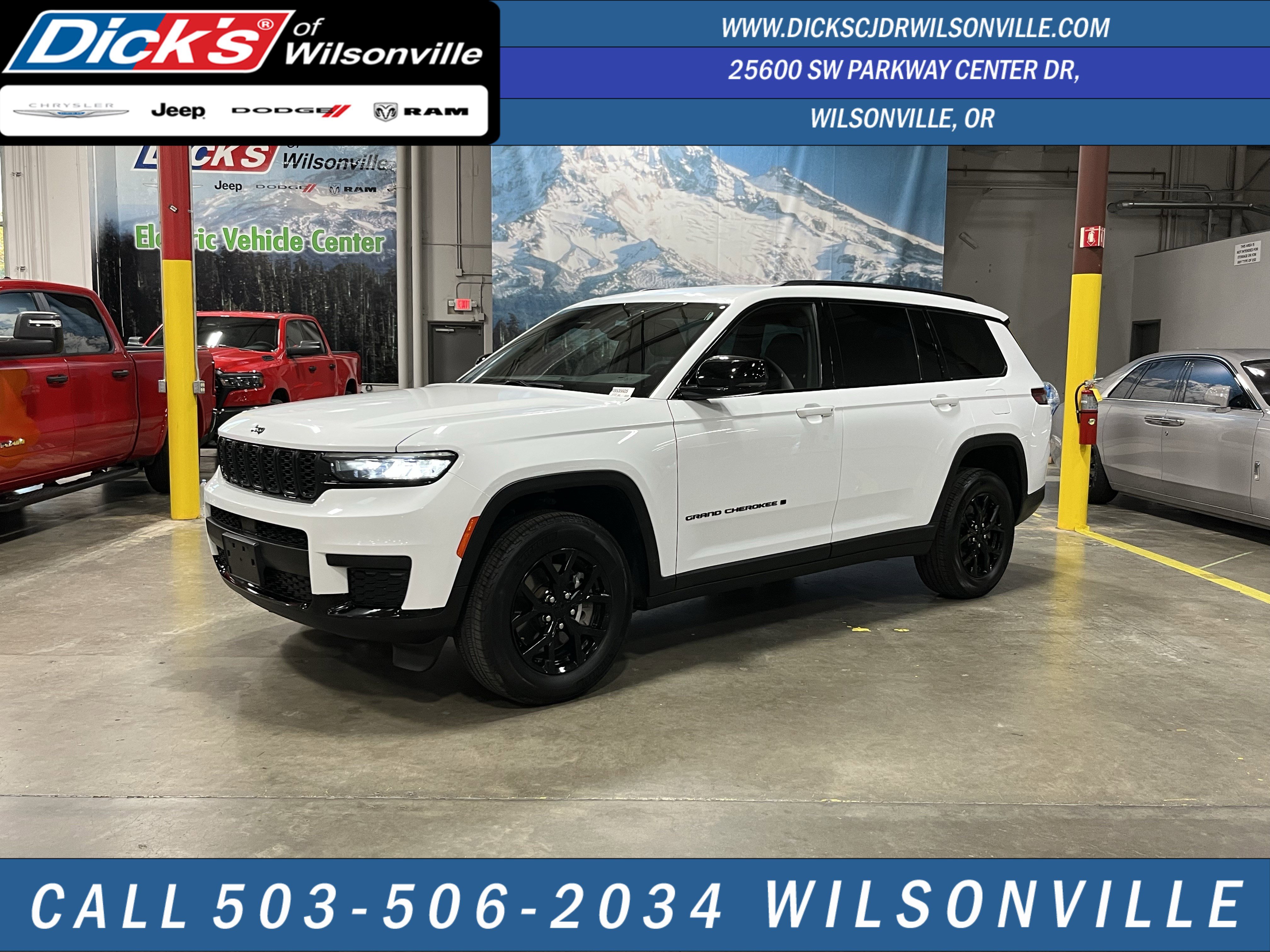 Used 2024 Jeep Grand Cherokee L Laredo image 1