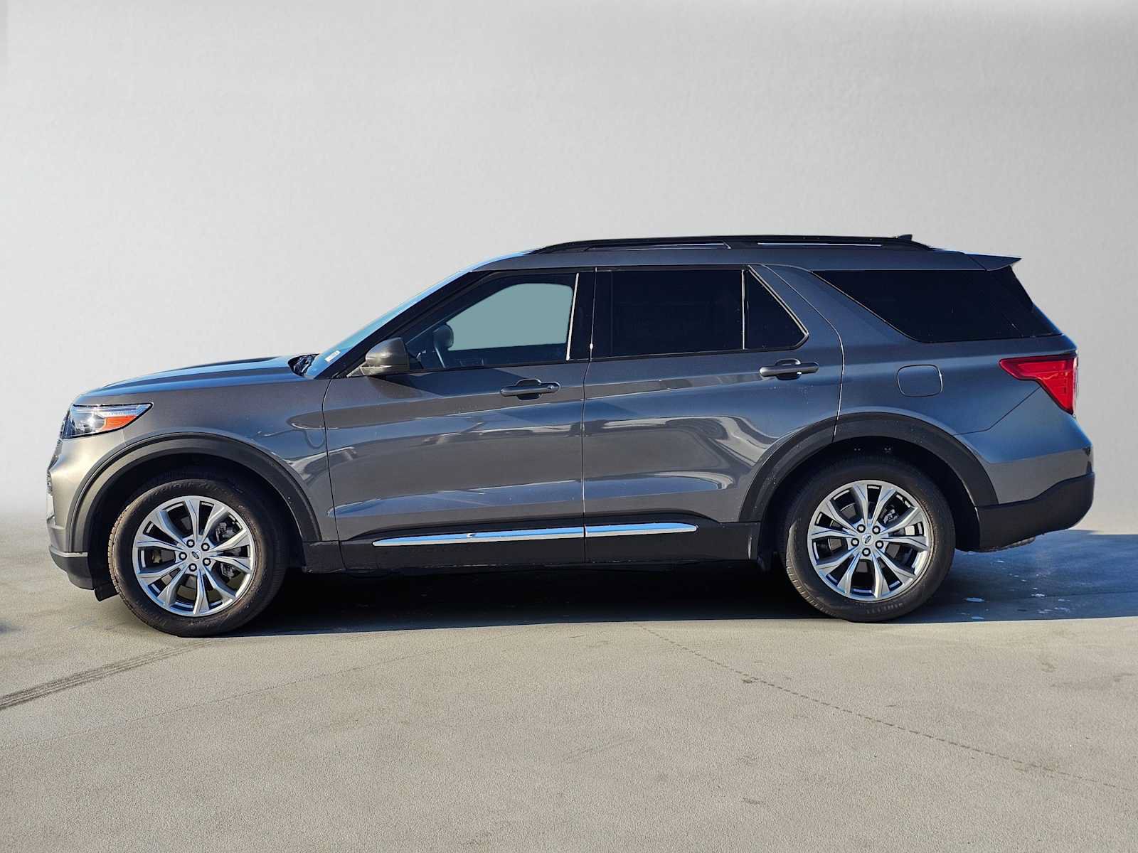 Used 2023 Ford Explorer XLT w/ Equipment Group 202A RWD image 6