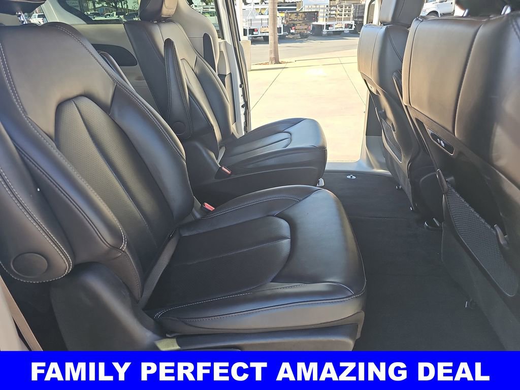 Used 2024 Chrysler Pacifica Select image 11