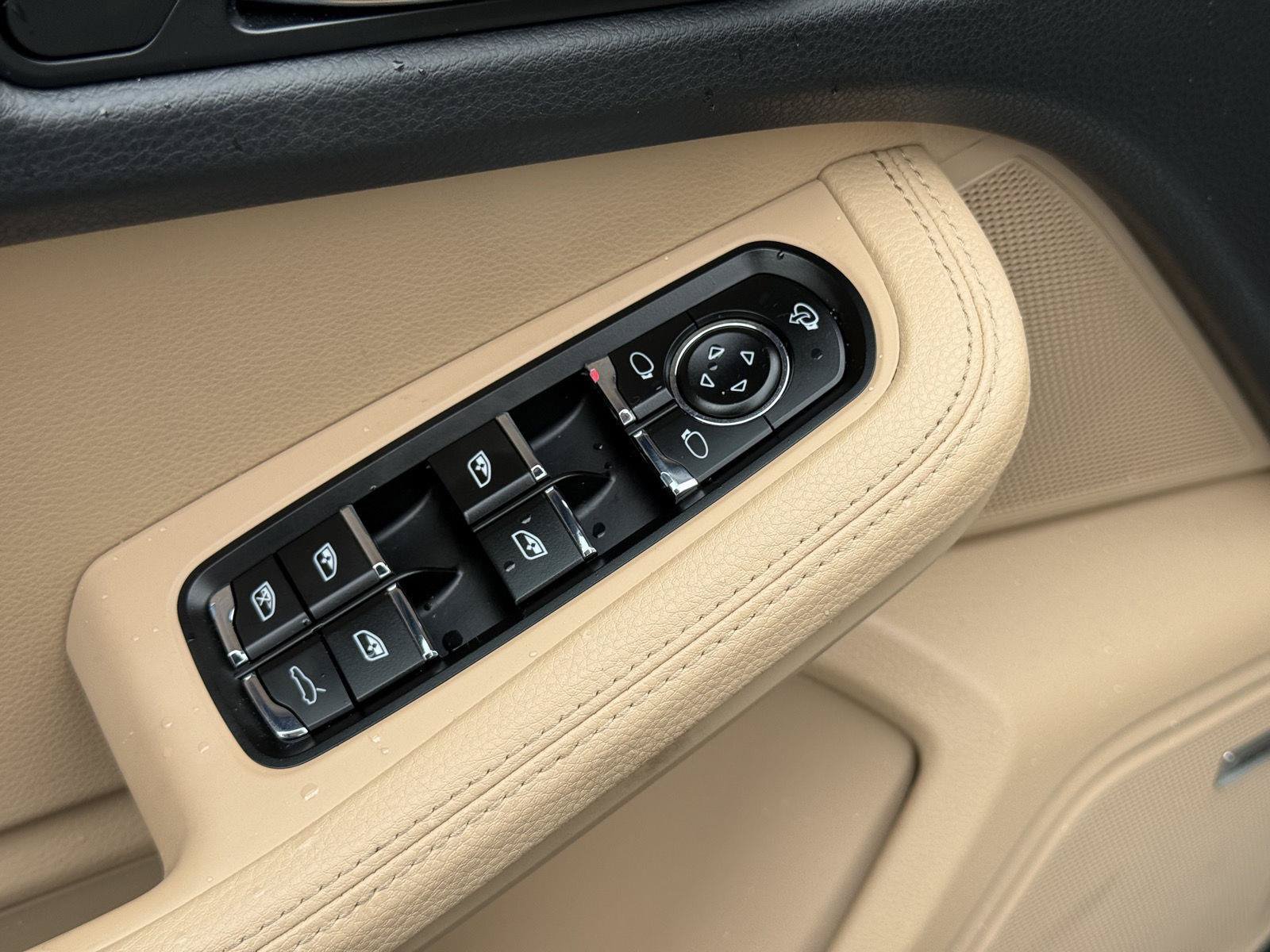 Used 2025 Porsche Macan AWD/4WD image 17