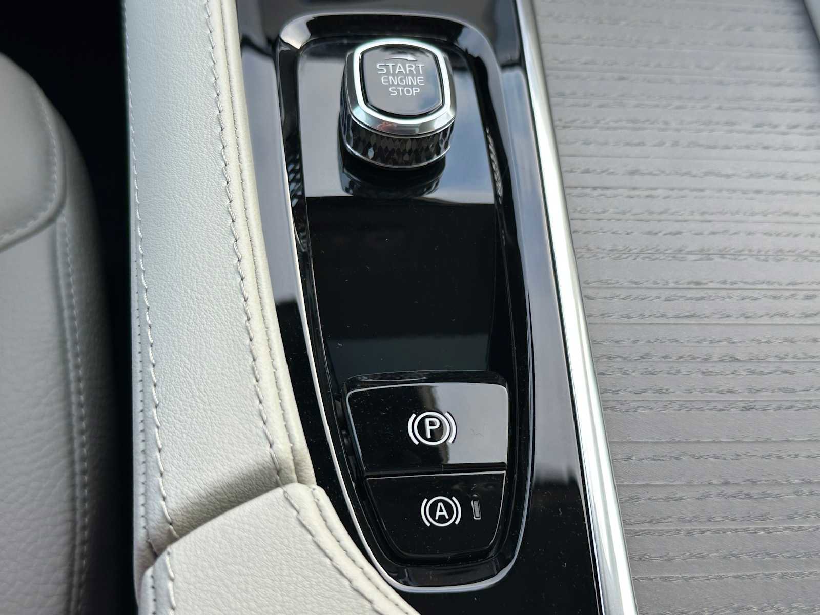 Used 2025 Volvo XC90 T8 Plus w/ Protection Package Premier image 32