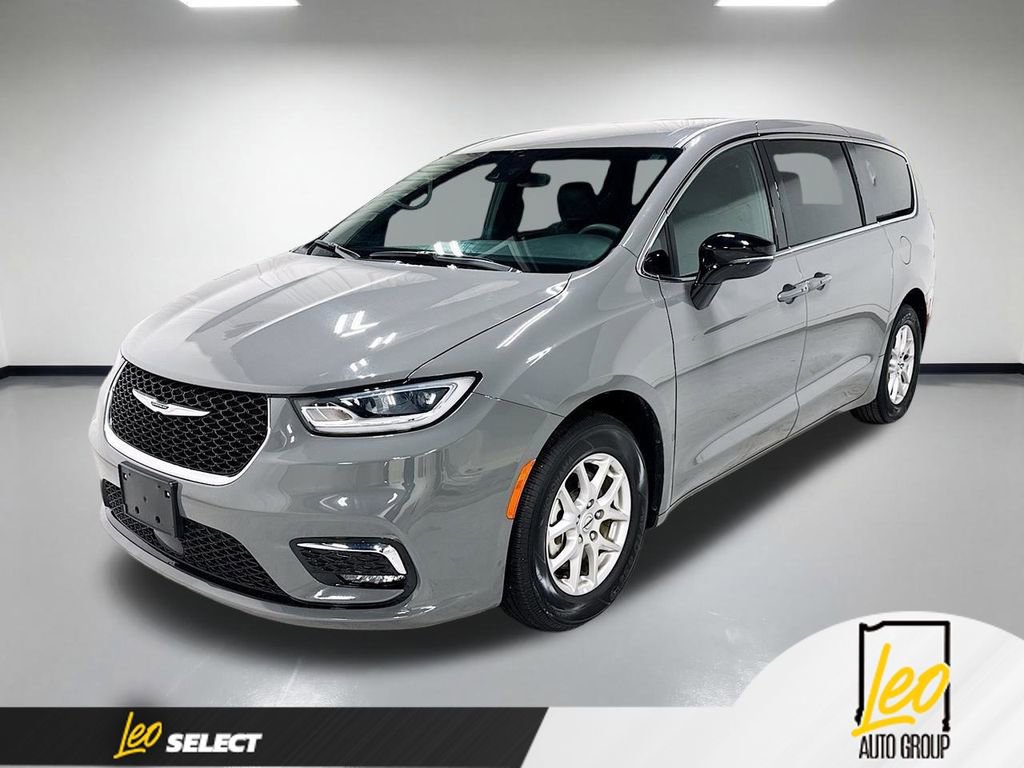 Used 2025 Chrysler Pacifica Select