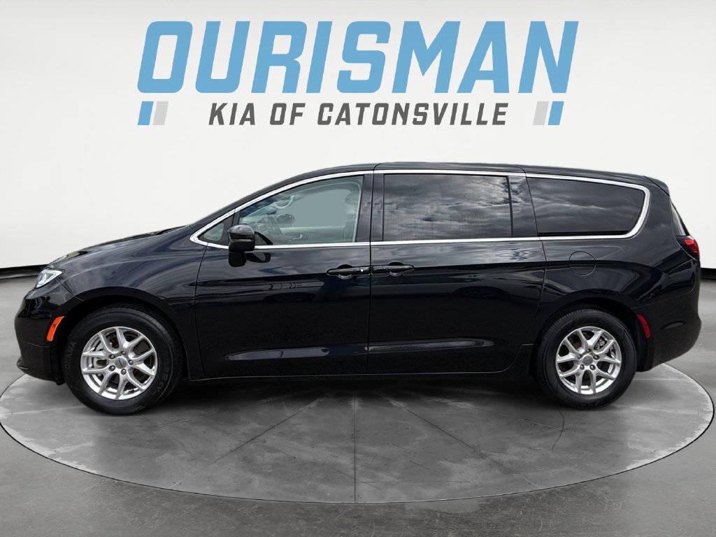 Used 2023 Chrysler Pacifica Touring-L FWD image 3