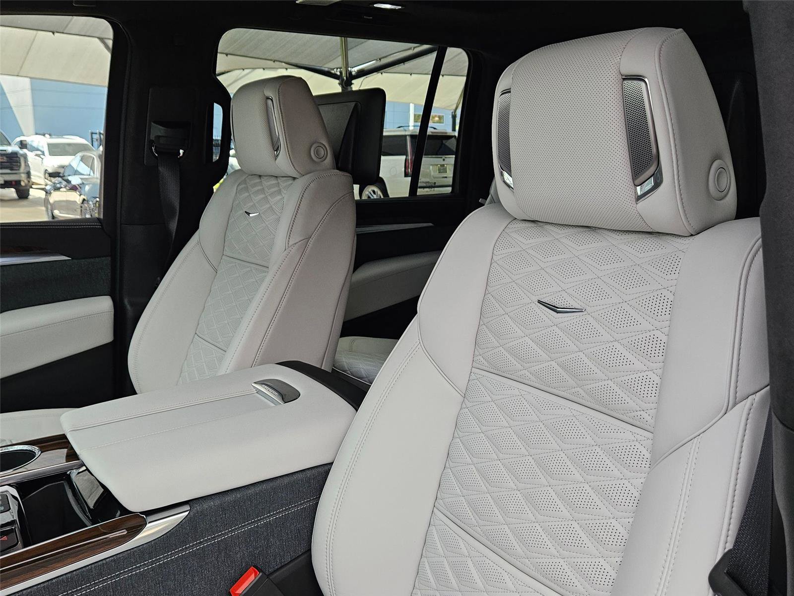 Used 2026 Cadillac Escalade ESV Platinum Sport w/ LPO, ONYX Package AWD/4WD image 9