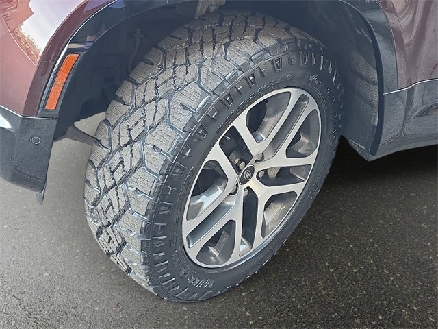 Used 2023 Land Rover Defender 130 X-Dynamic SE image 32