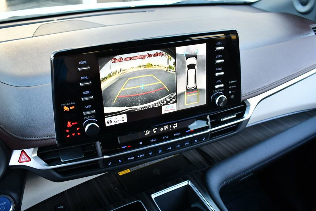 Used 2024 Toyota Sienna Platinum image 57