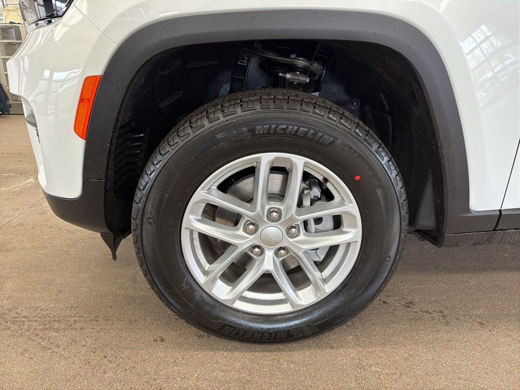 New 2025 Jeep Grand Cherokee Laredo X w/ Luxury Tech Group I AWD/4WD image 4