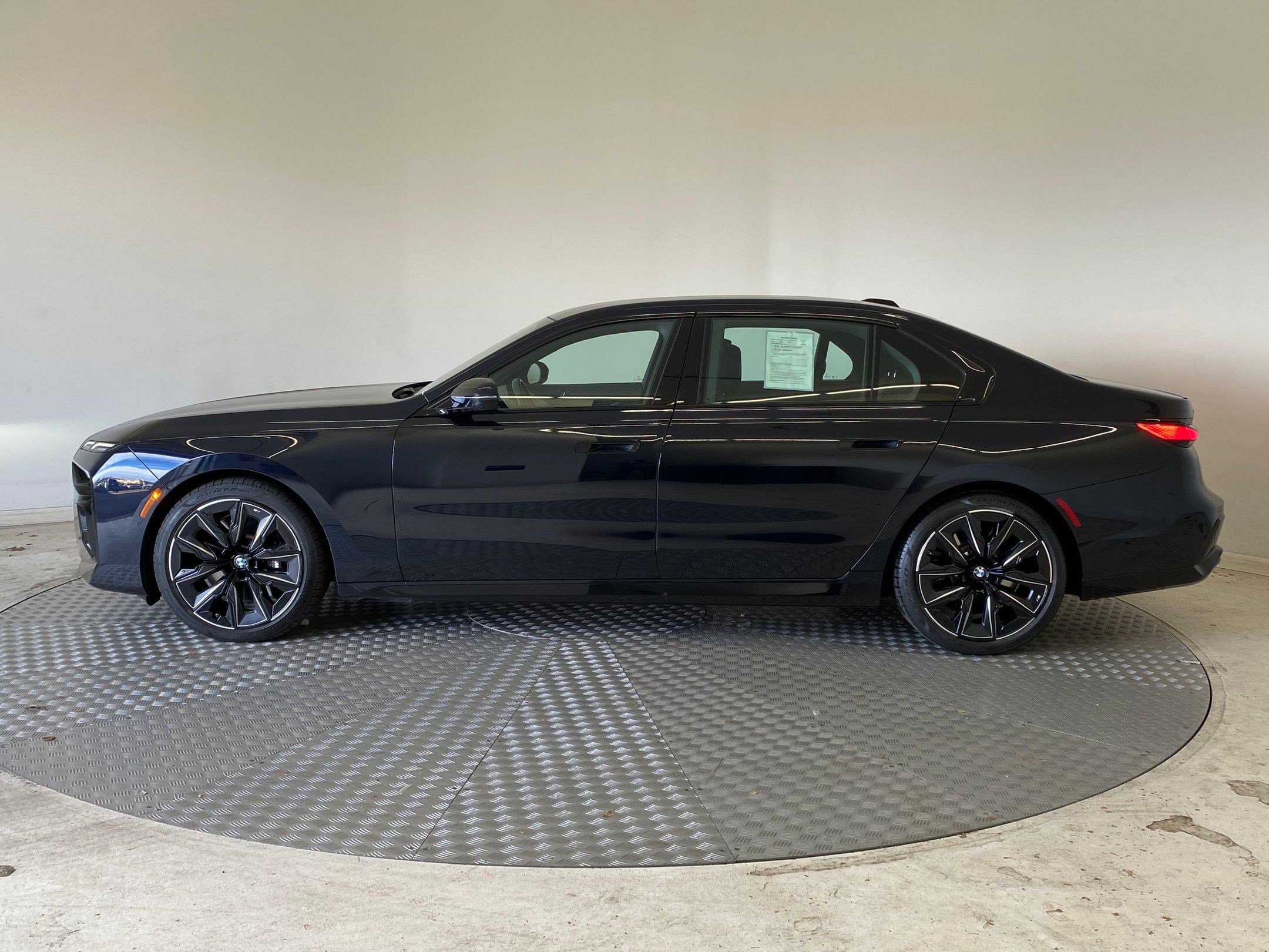 Used 2025 BMW 760i xDrive w/ Executive Package image 2