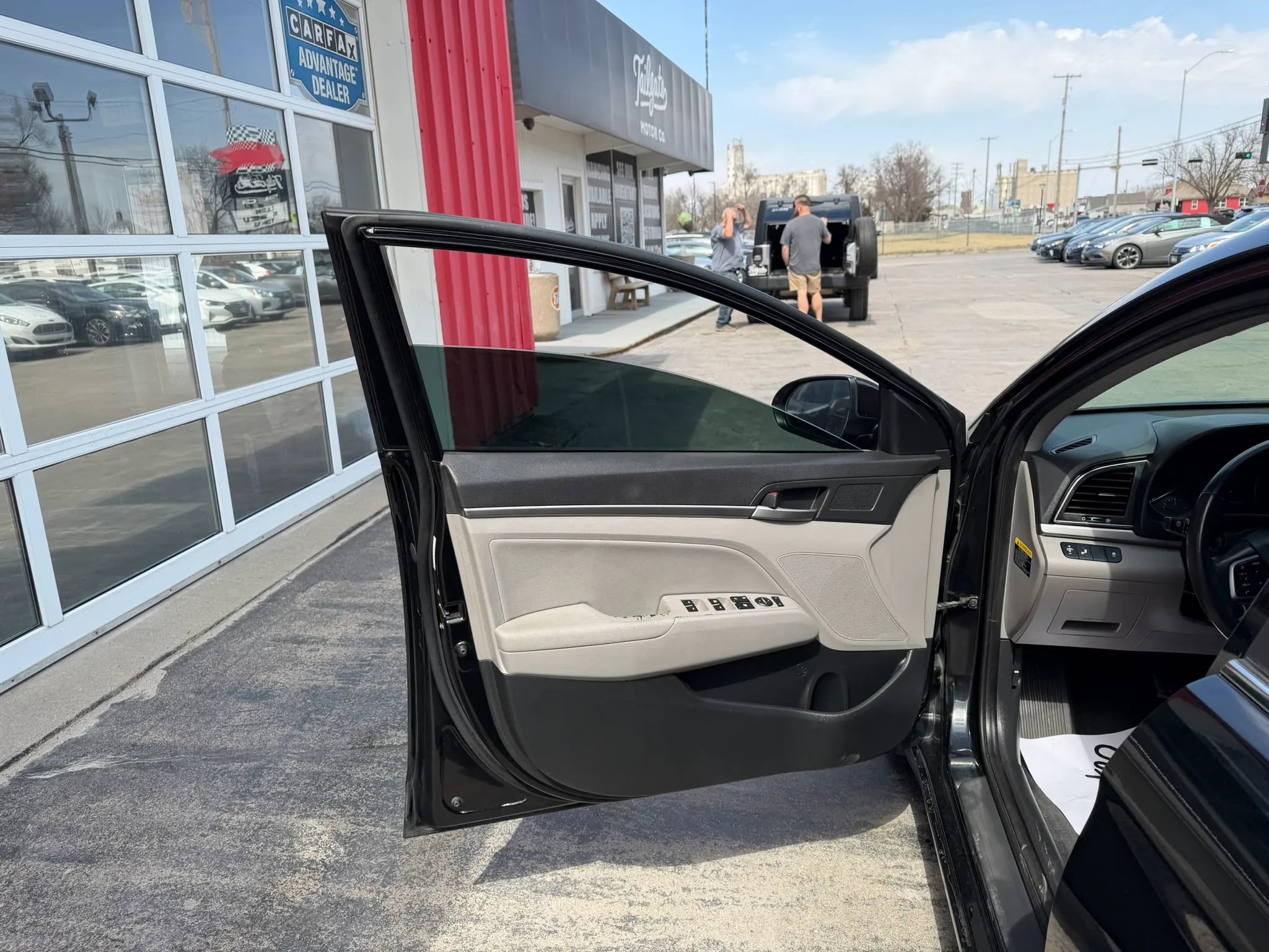 Used 2018 Hyundai Elantra Limited FWD image 9