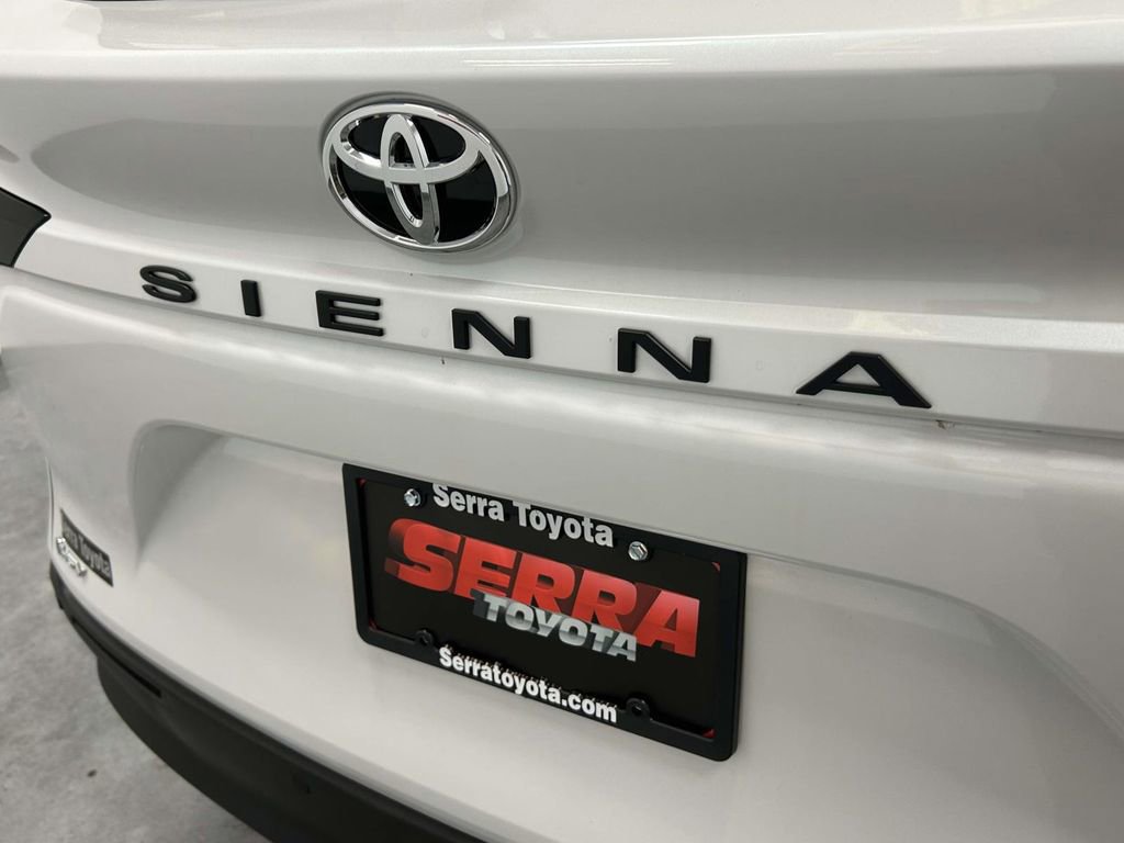 Used 2026 Toyota Sienna XLE FWD image 12