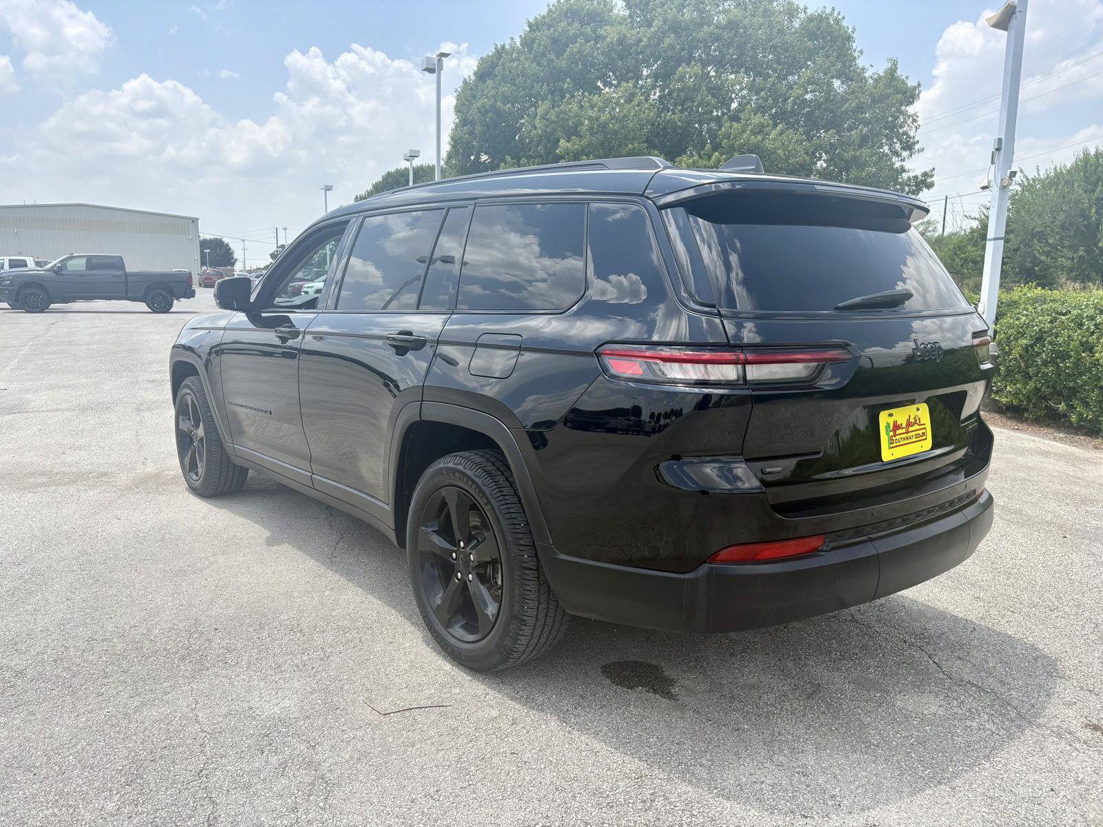 Used 2022 Jeep Grand Cherokee L Limited w/ Black Appearance Package RWD image 5
