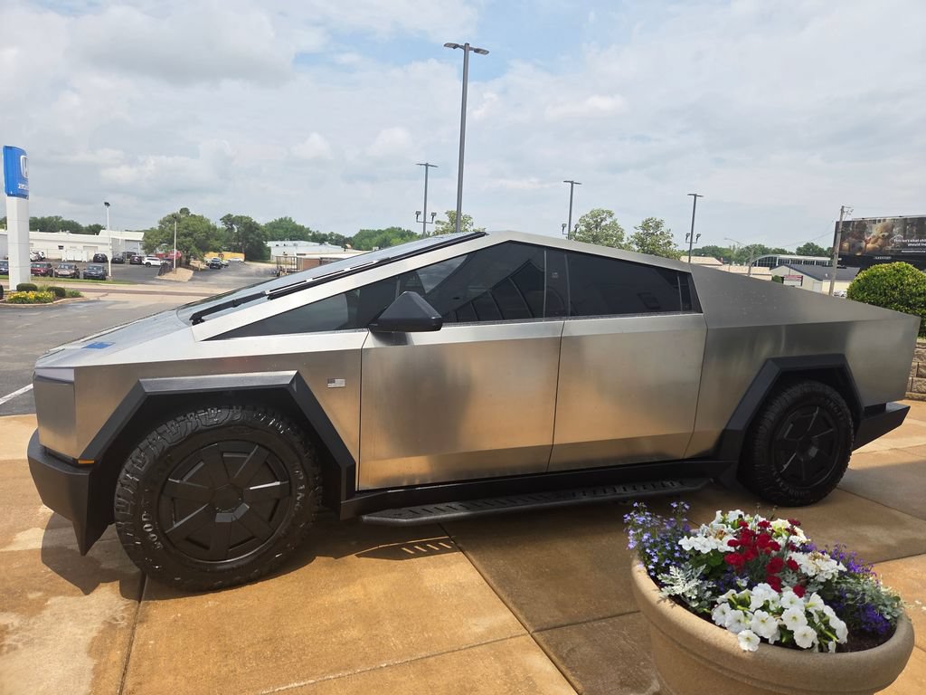 Used 2024 Tesla Cybertruck AWD Crew Cab image 4