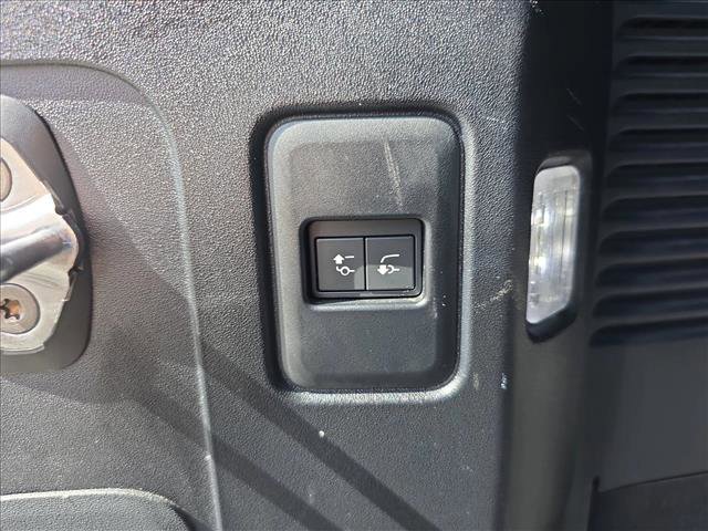 Used 2023 Land Rover Defender 130 X-Dynamic SE AWD/4WD image 13