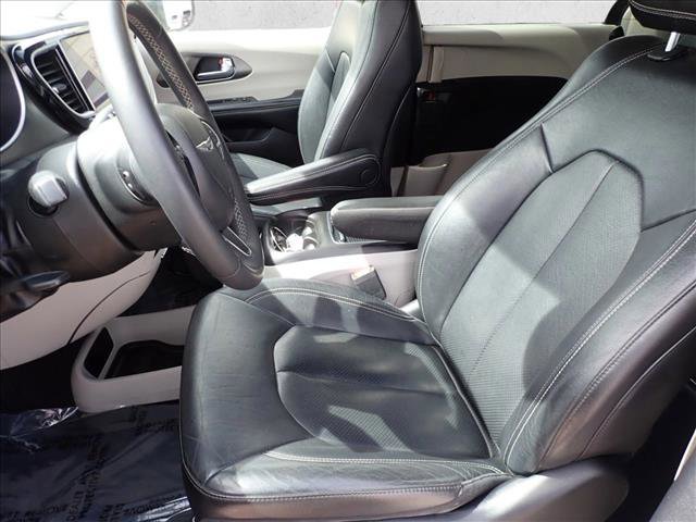 Used 2022 Chrysler Pacifica Touring-L image 13
