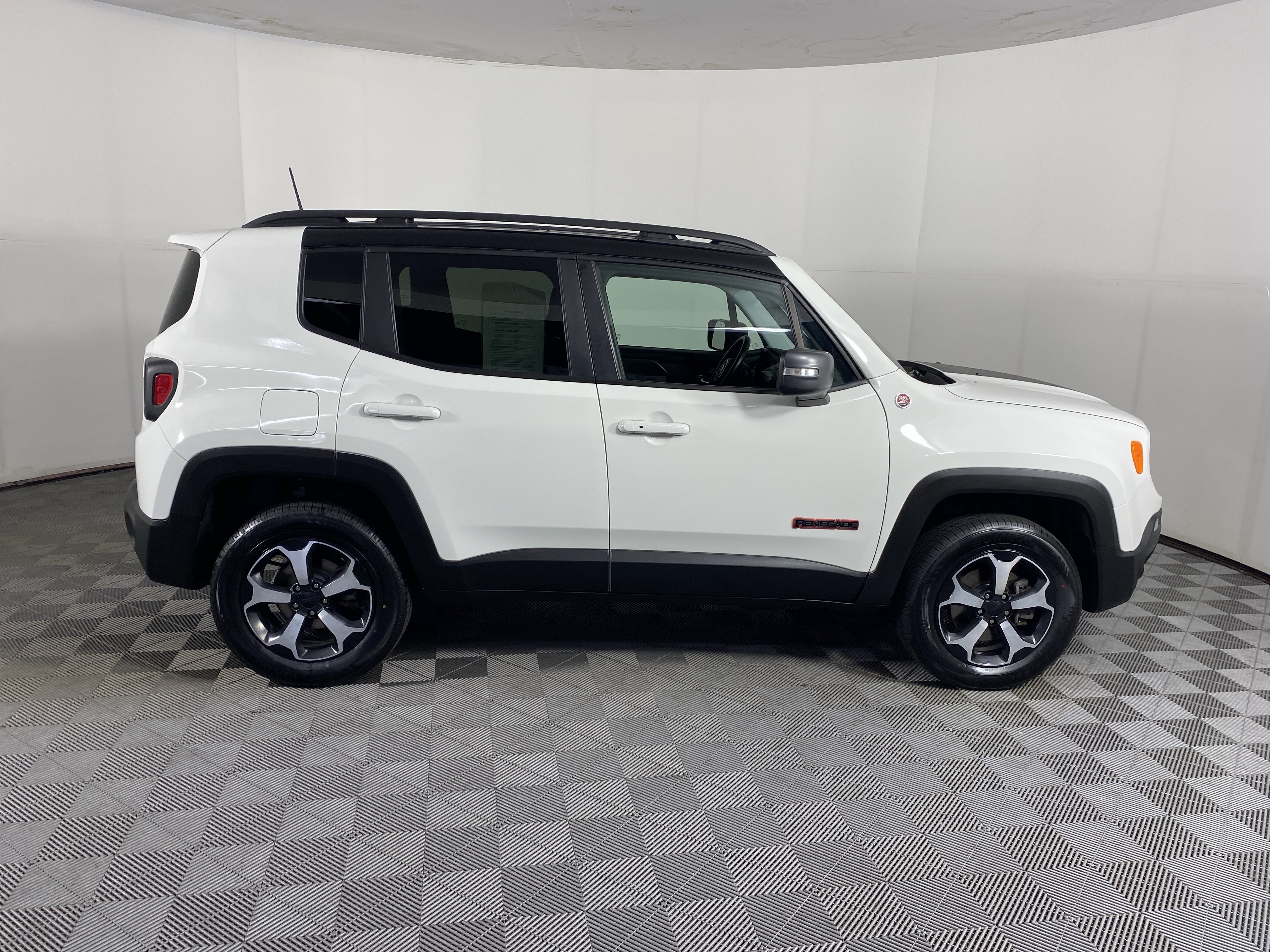 Used 2019 Jeep Renegade Trailhawk w/ UConnect 8.4 Nav Group AWD/4WD image 7