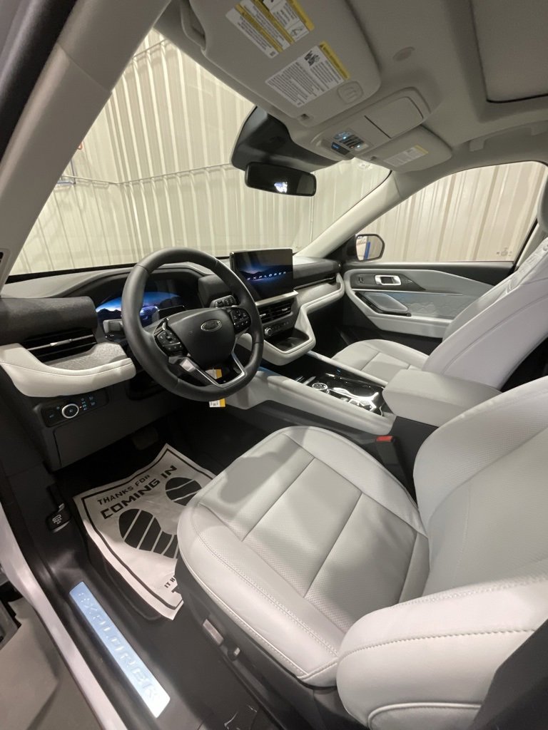 Used 2025 Ford Explorer Platinum w/ Ultimate Package image 9