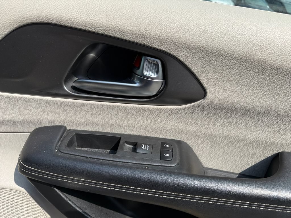 Used 2022 Chrysler Pacifica Touring-L FWD image 41