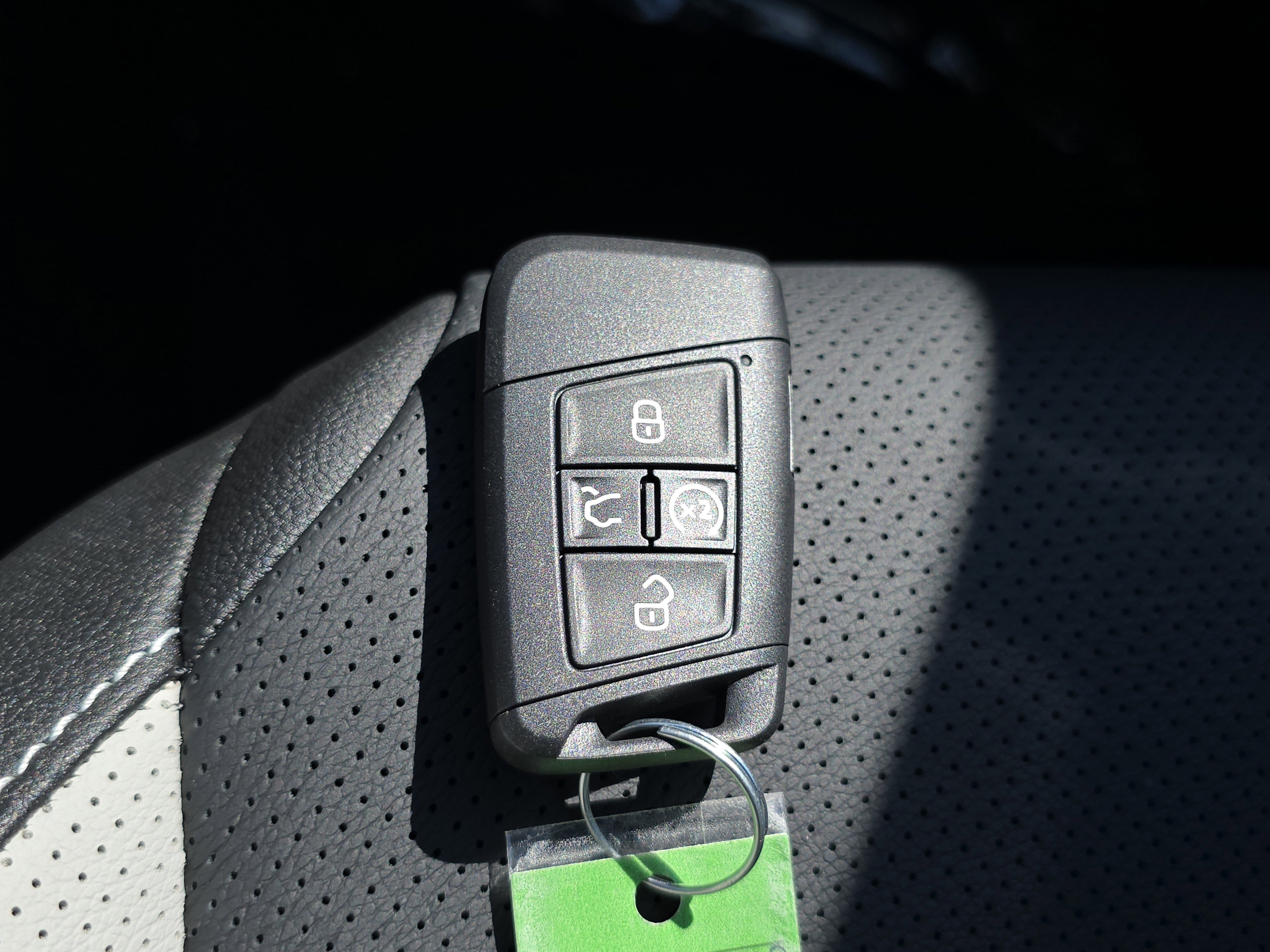 New 2025 Volkswagen Taos SEL image 27