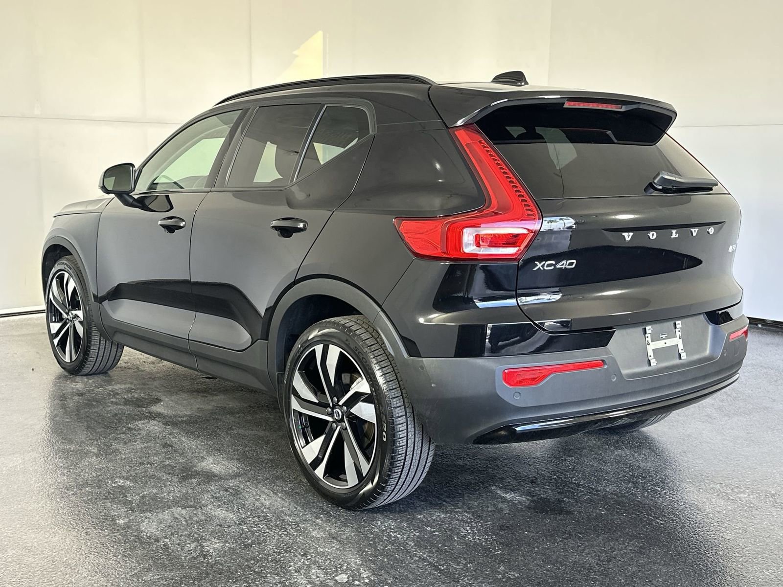 Used 2025 Volvo XC40 B5 Plus image 6