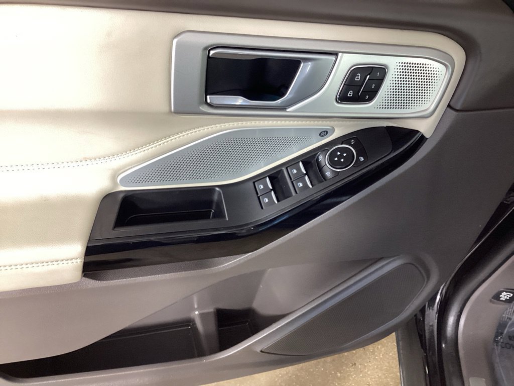 Used 2022 Ford Explorer Platinum w/ Equipment Group 601A AWD/4WD image 11