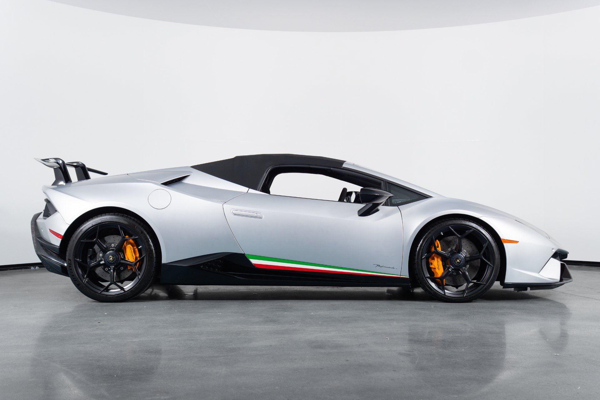 Used 2018 Lamborghini Huracan Performante AWD/4WD image 9