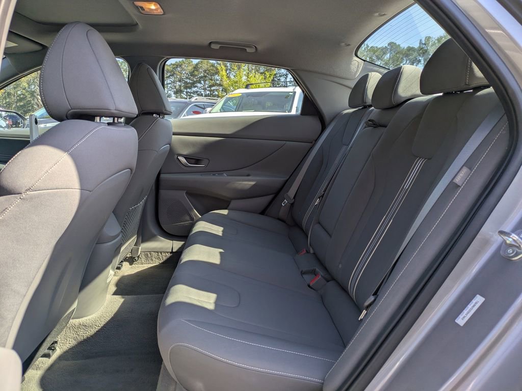 Used 2025 Hyundai Elantra SEL FWD image 13