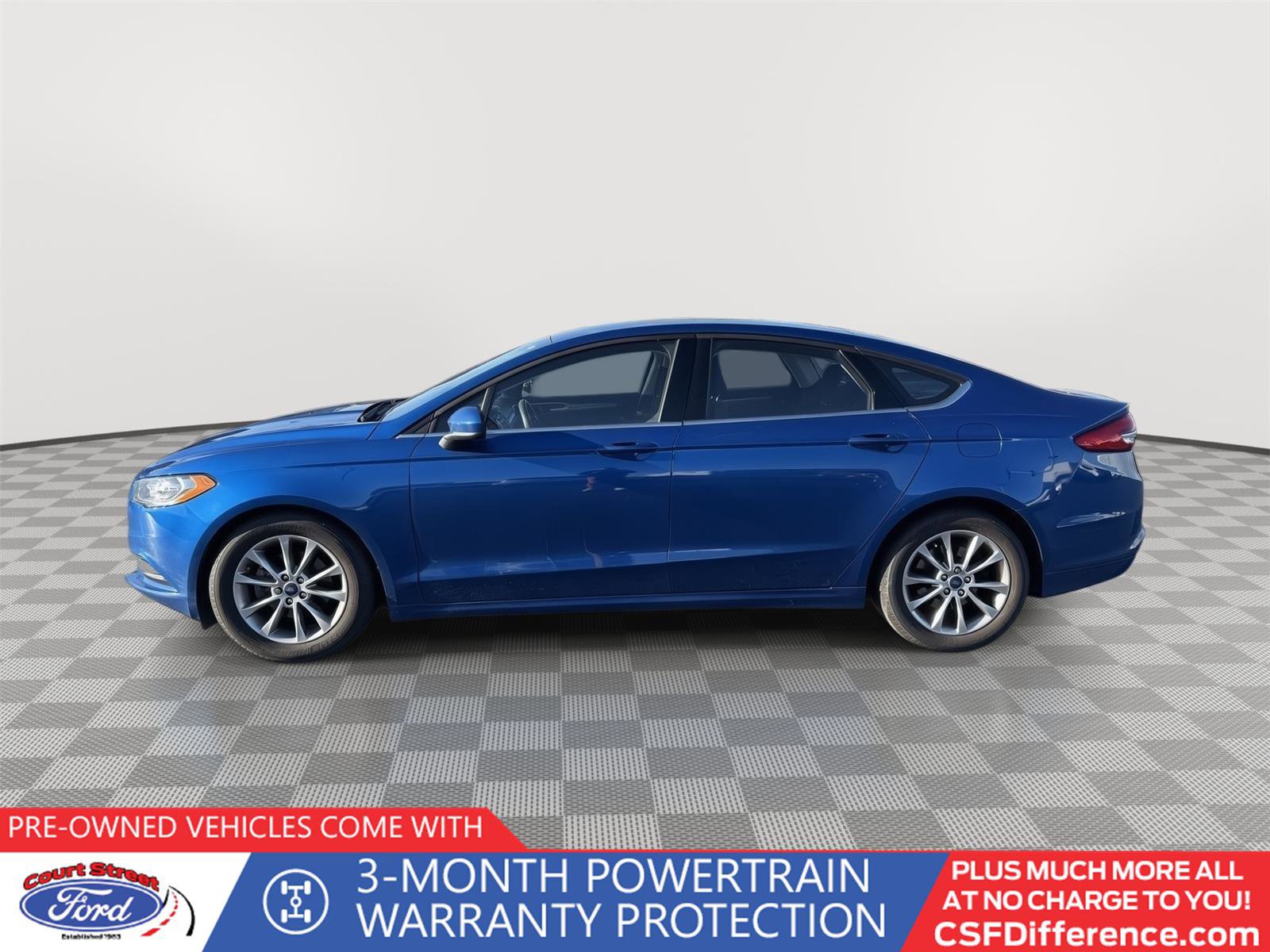 Used 2017 Ford Fusion SE w/ Fusion SE Technology Package image 2