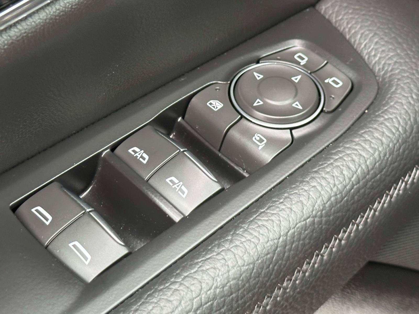 Used 2025 GMC Yukon XL Denali AWD/4WD image 16
