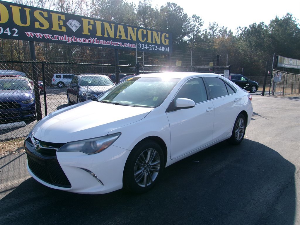 Used 2017 Toyota Camry SE image 3