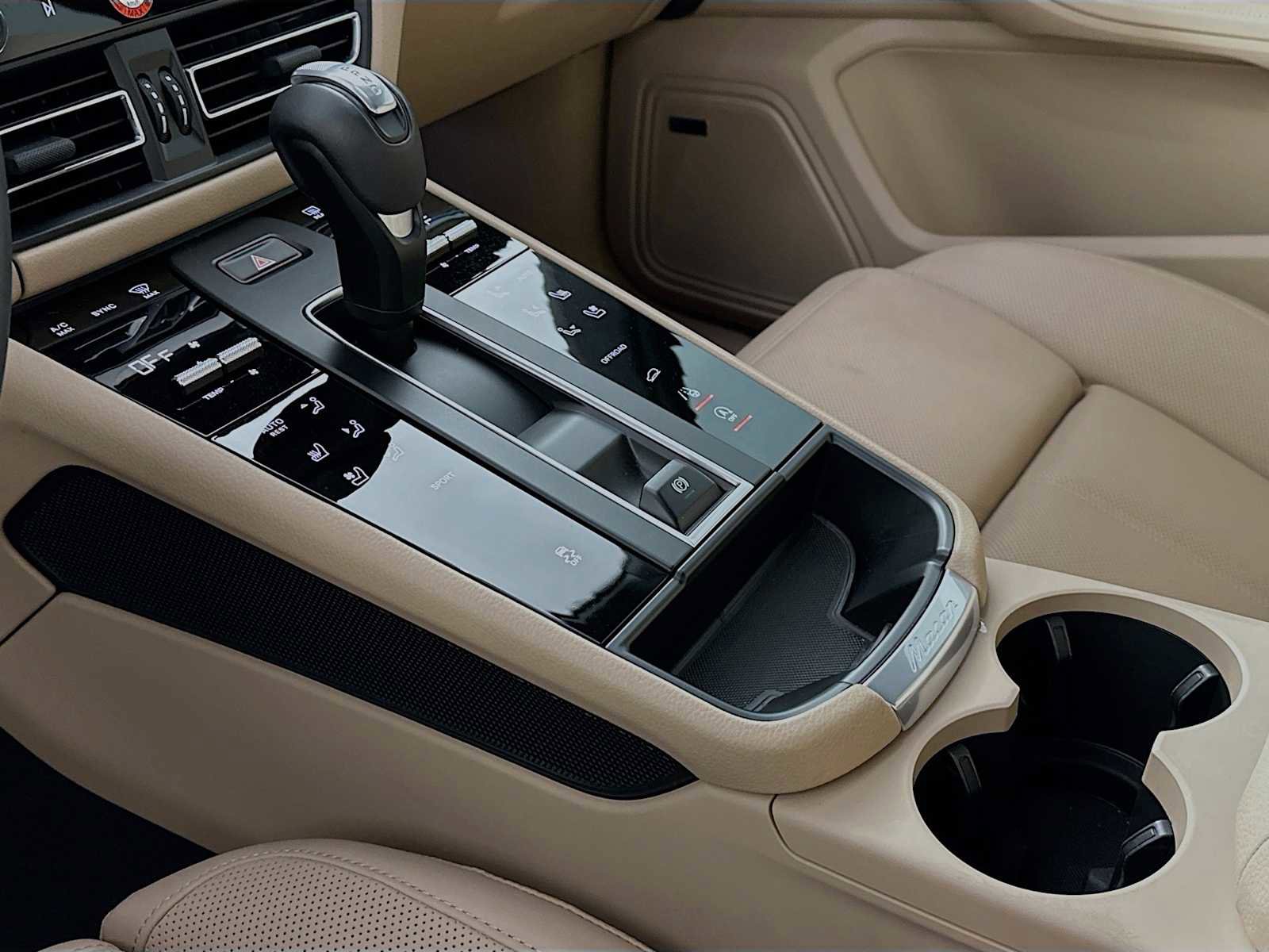 Certified 2025 Porsche Macan AWD/4WD image 20