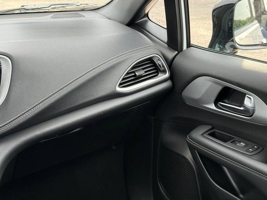 Used 2024 Chrysler Pacifica Limited FWD image 13