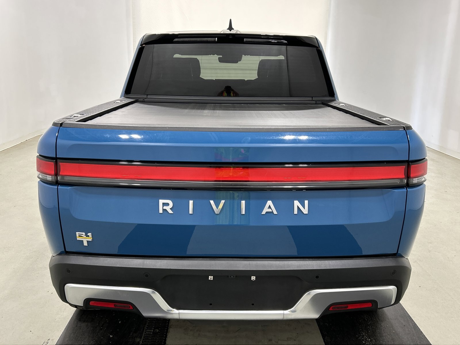 Used 2022 Rivian R1T Adventure image 4