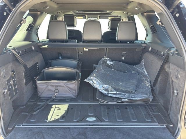 Certified 2025 Land Rover Discovery Dynamic SE AWD/4WD image 18