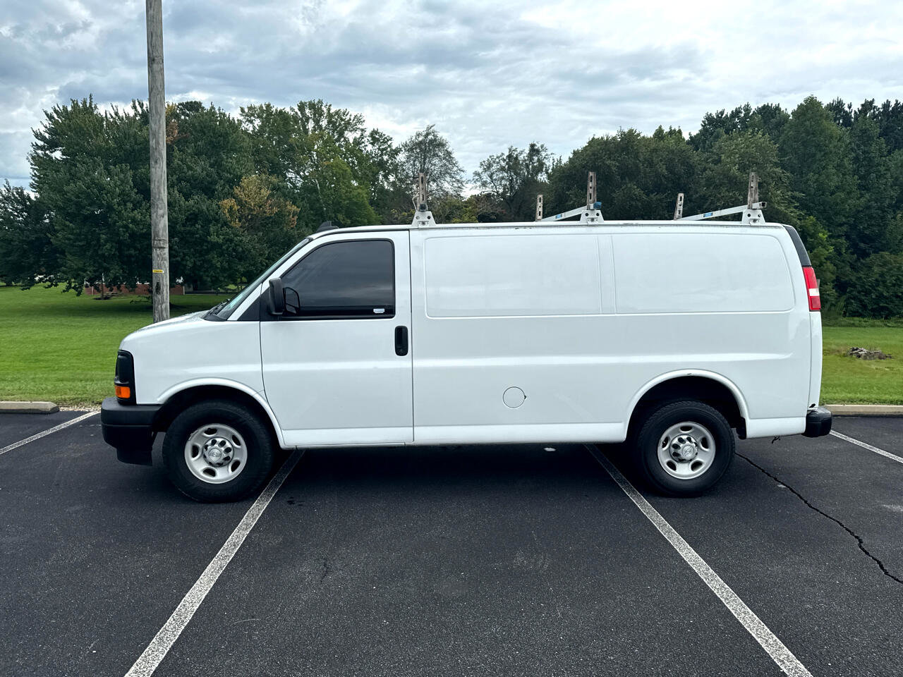Used 2017 Chevrolet Express 2500 image 9
