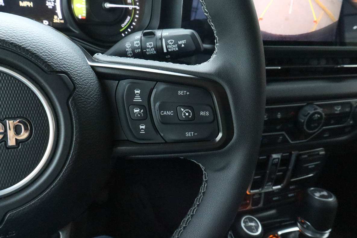 Used 2025 Jeep Wrangler Willys AWD/4WD image 31