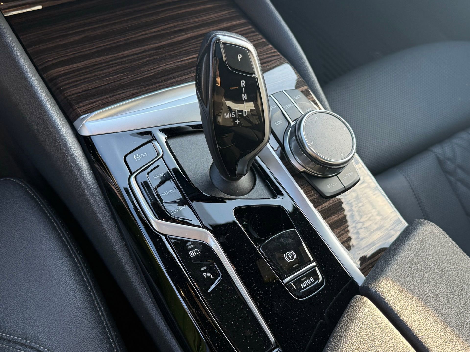 Used 2023 BMW 530e xDrive w/ Premium Package image 30