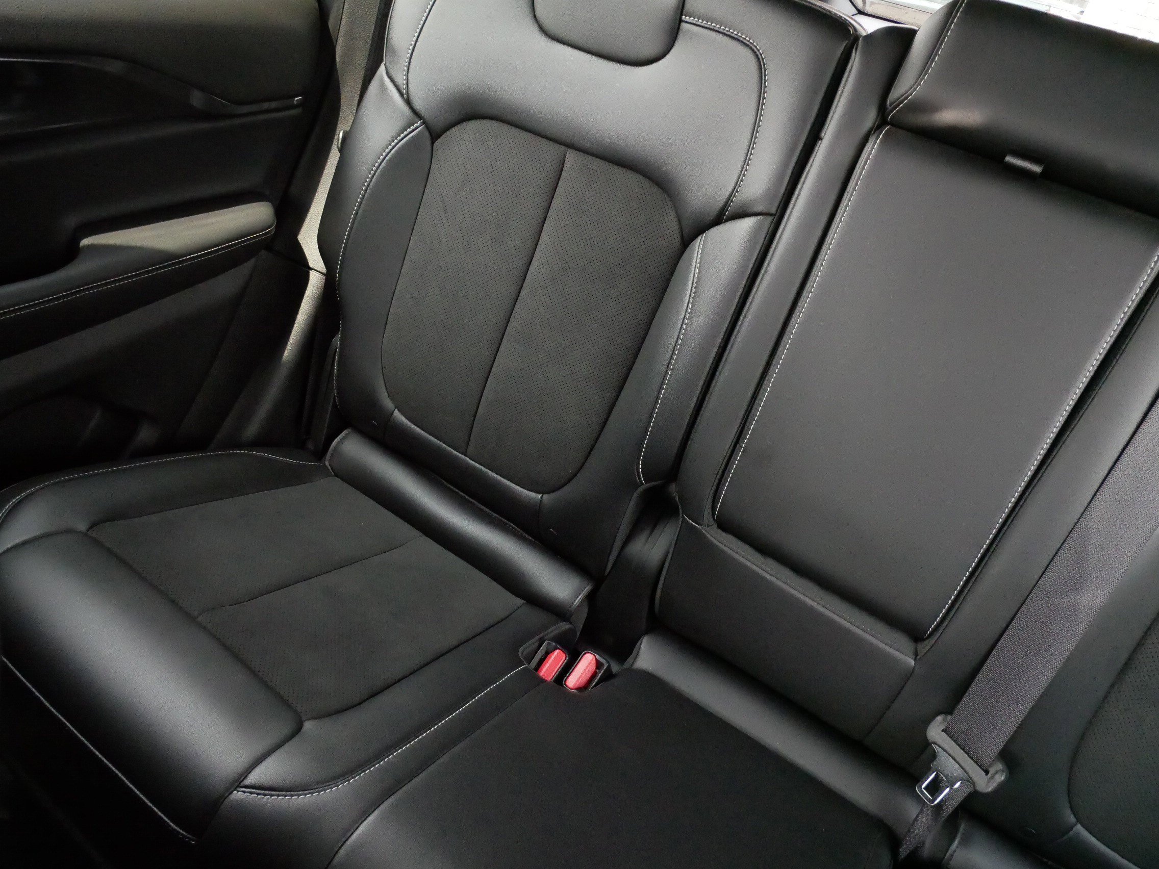 Used 2022 Jeep Grand Cherokee Altitude image 12