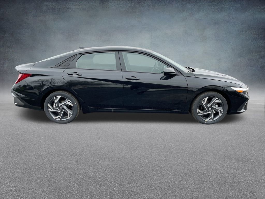 Certified 2025 Hyundai Elantra Sport image 33