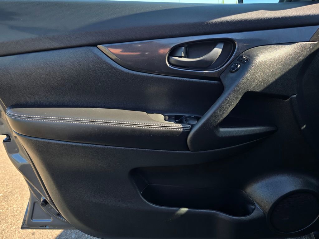 Used 2020 Nissan Rogue S AWD/4WD image 15