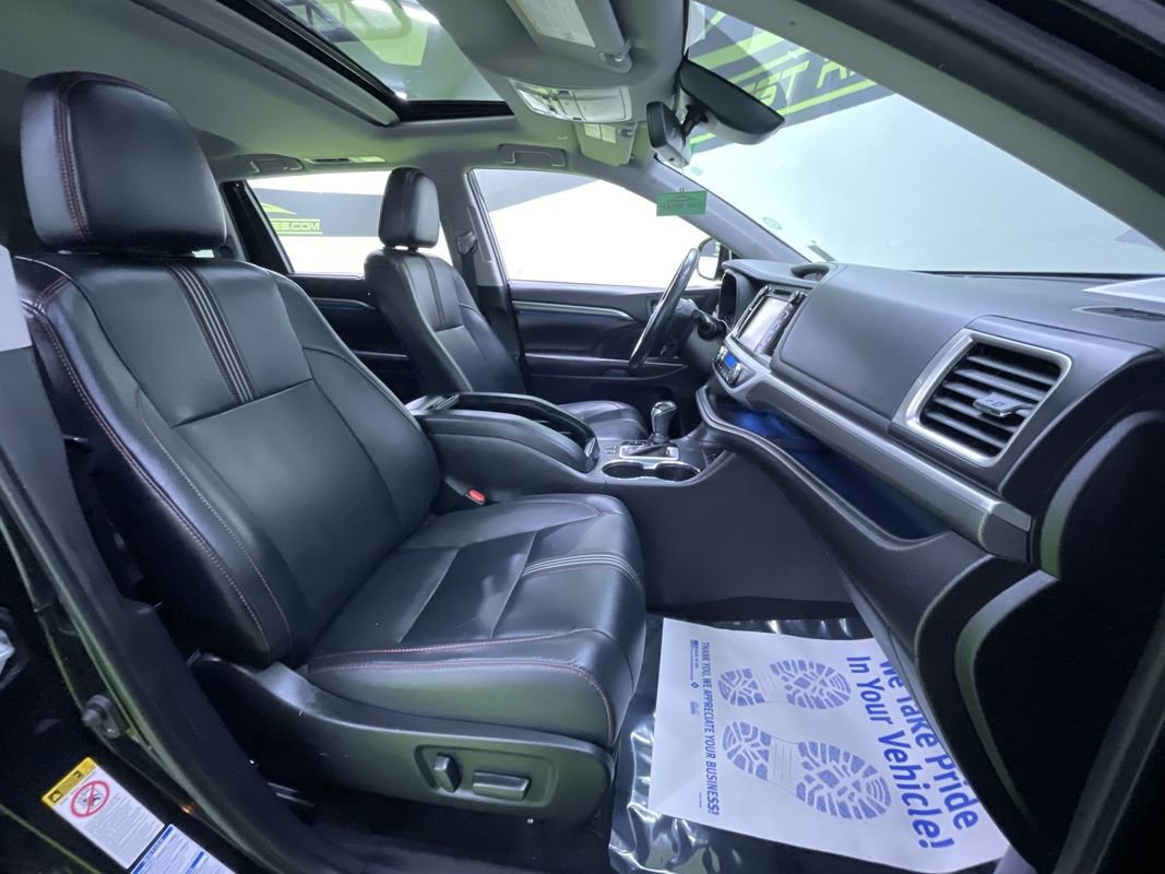 Used 2019 Toyota Highlander SE w/ Nightshade Edition image 29