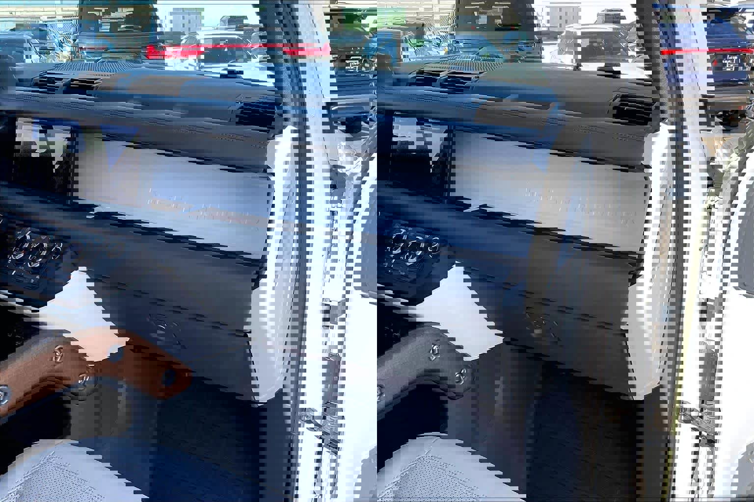 Used 2023 Land Rover Defender 110 SE image 15