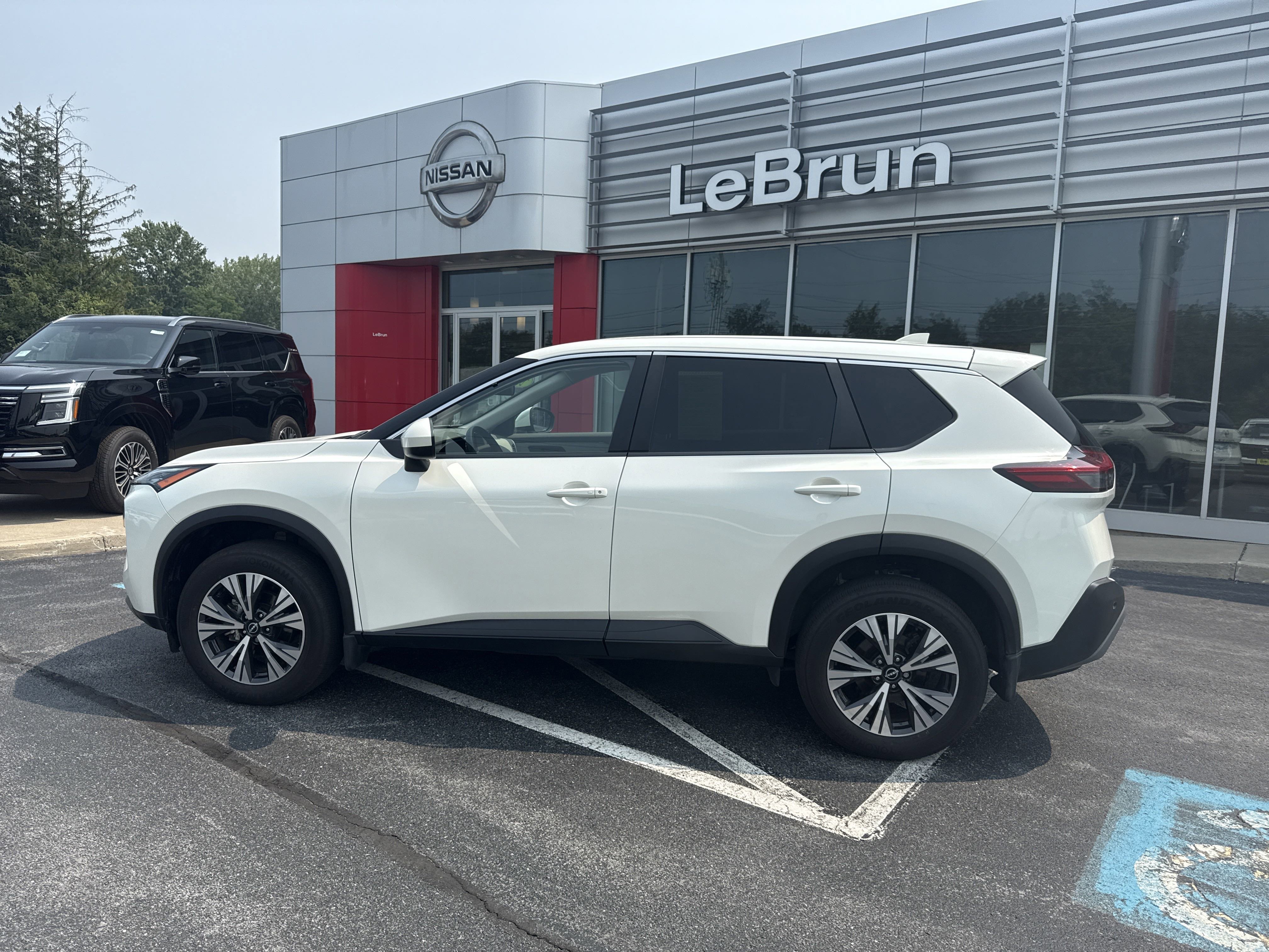 Used 2023 Nissan Rogue SV image 3