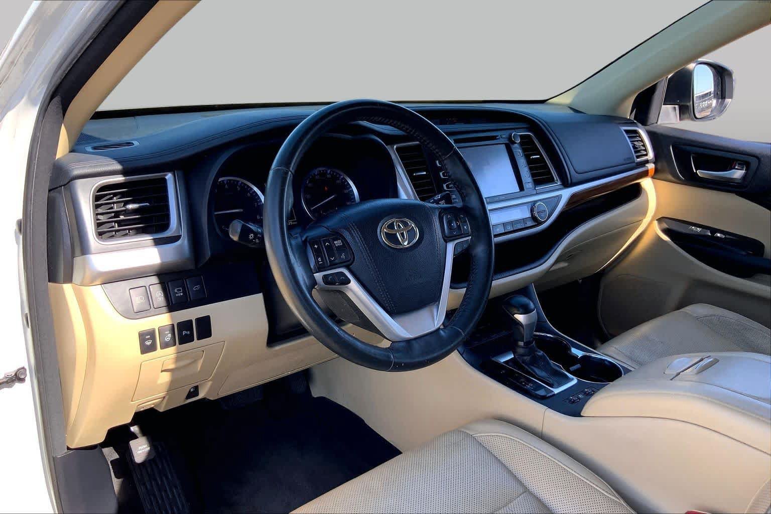 Used 2018 Toyota Highlander Limited Platinum FWD image 17
