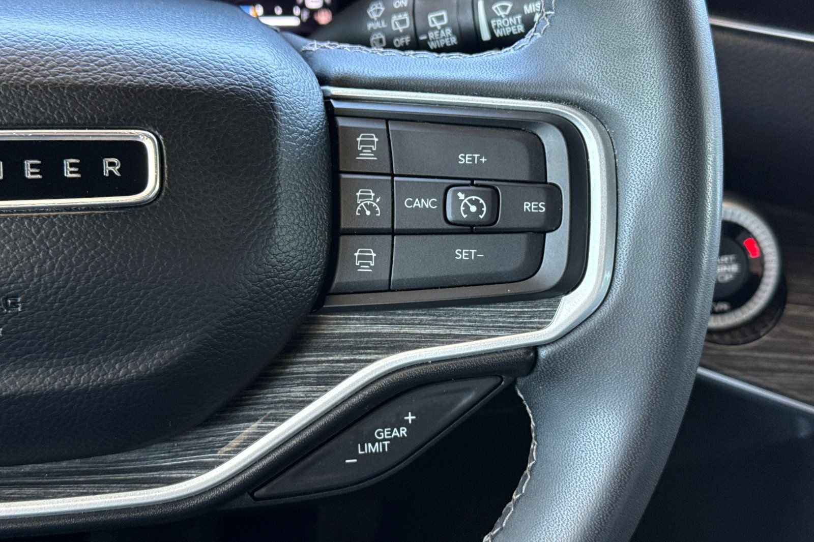 Used 2022 Jeep Wagoneer Series III AWD/4WD image 39