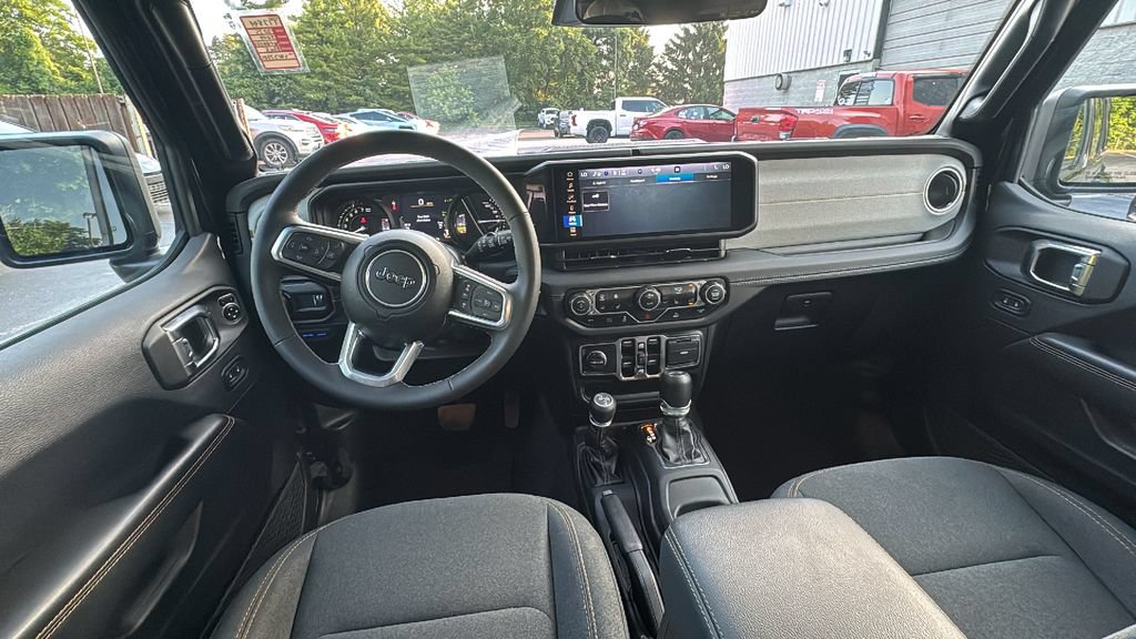 Used 2025 Jeep Wrangler Unlimited Sahara AWD/4WD image 9