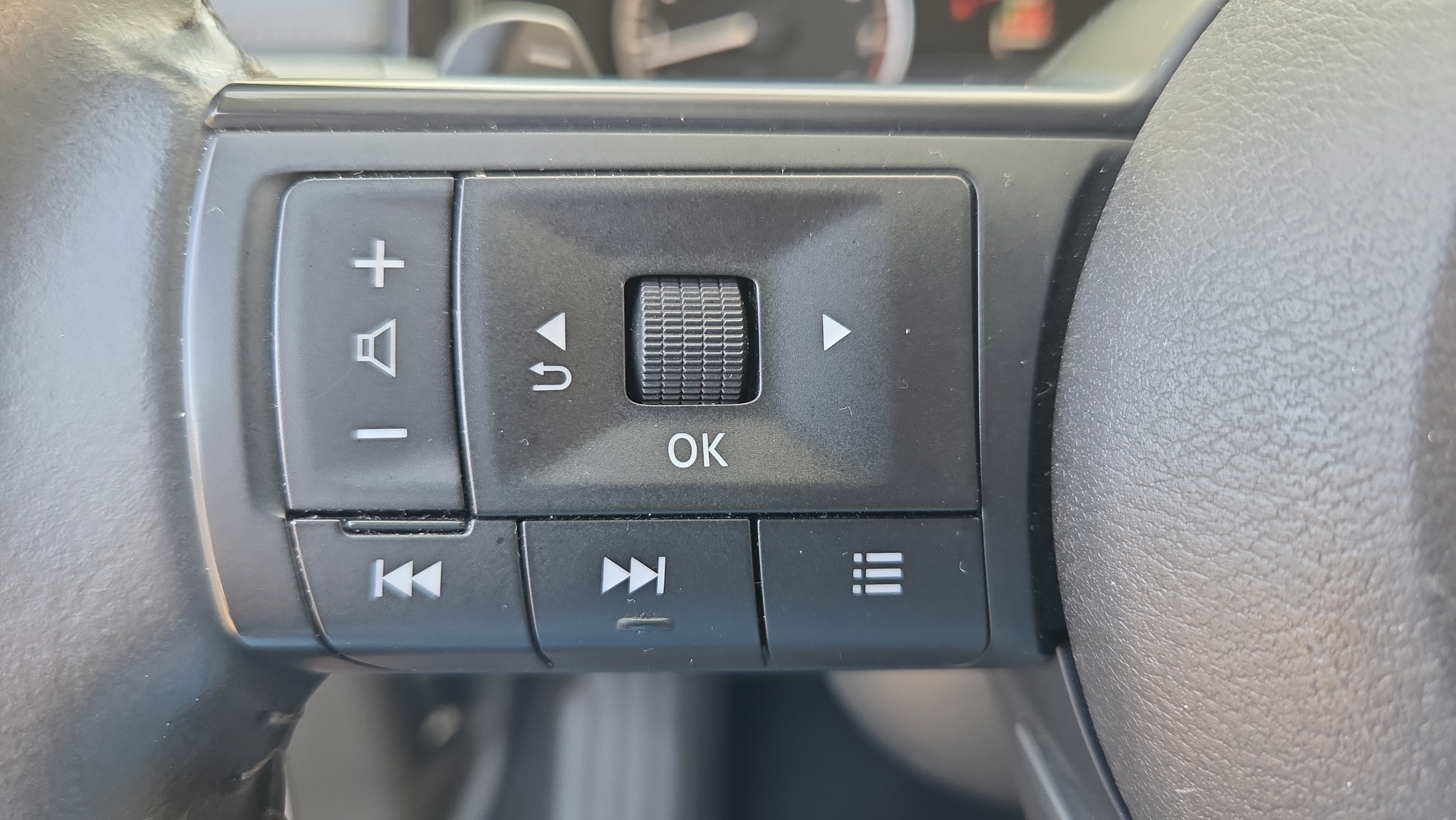 Used 2025 Nissan Pathfinder SV FWD image 24