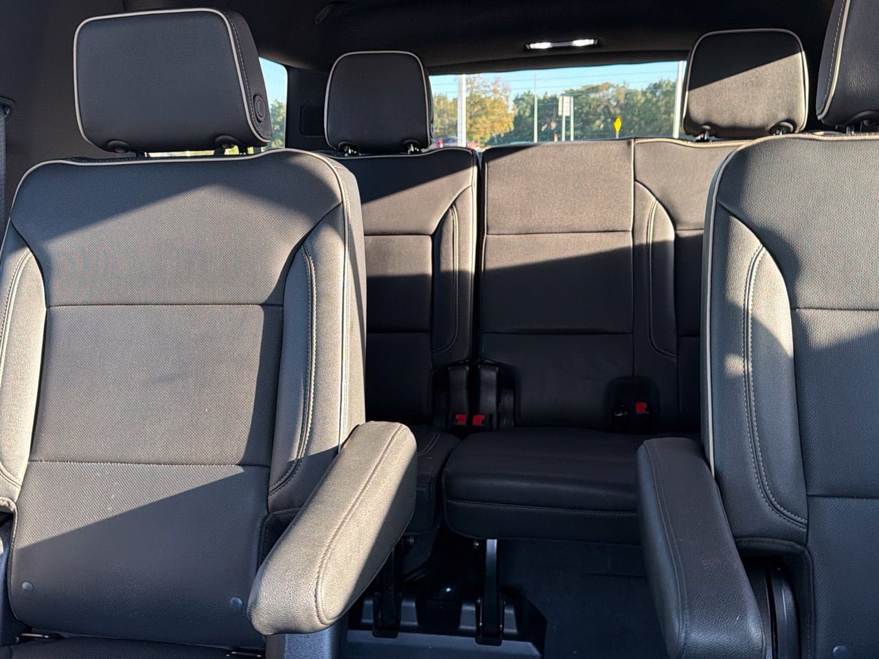 Used 2023 GMC Yukon XL SLT AWD/4WD image 5