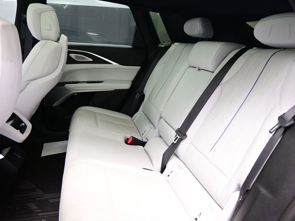 Used 2024 Cadillac Lyriq Luxury image 8